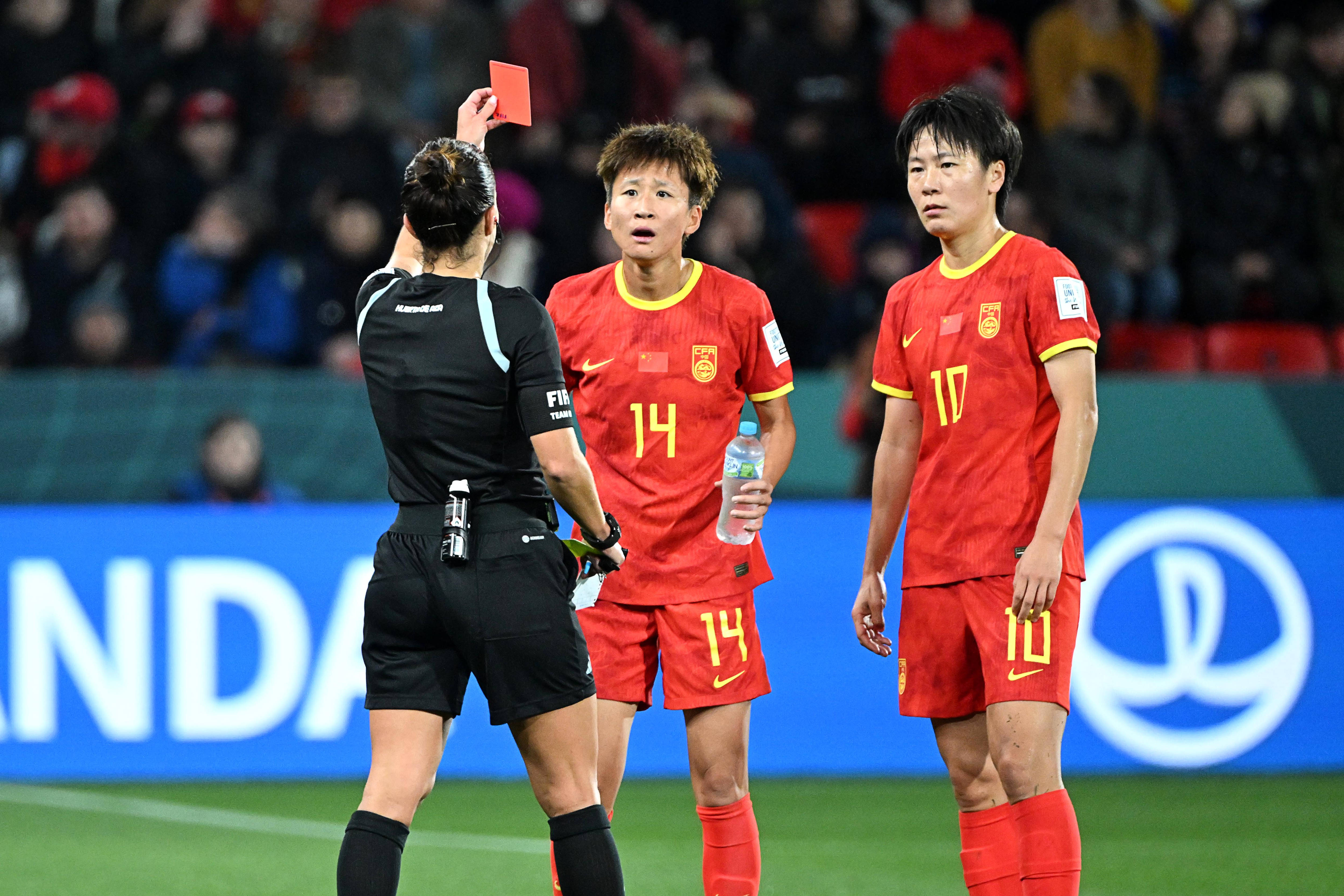 国家队在女足比赛中大获全胜