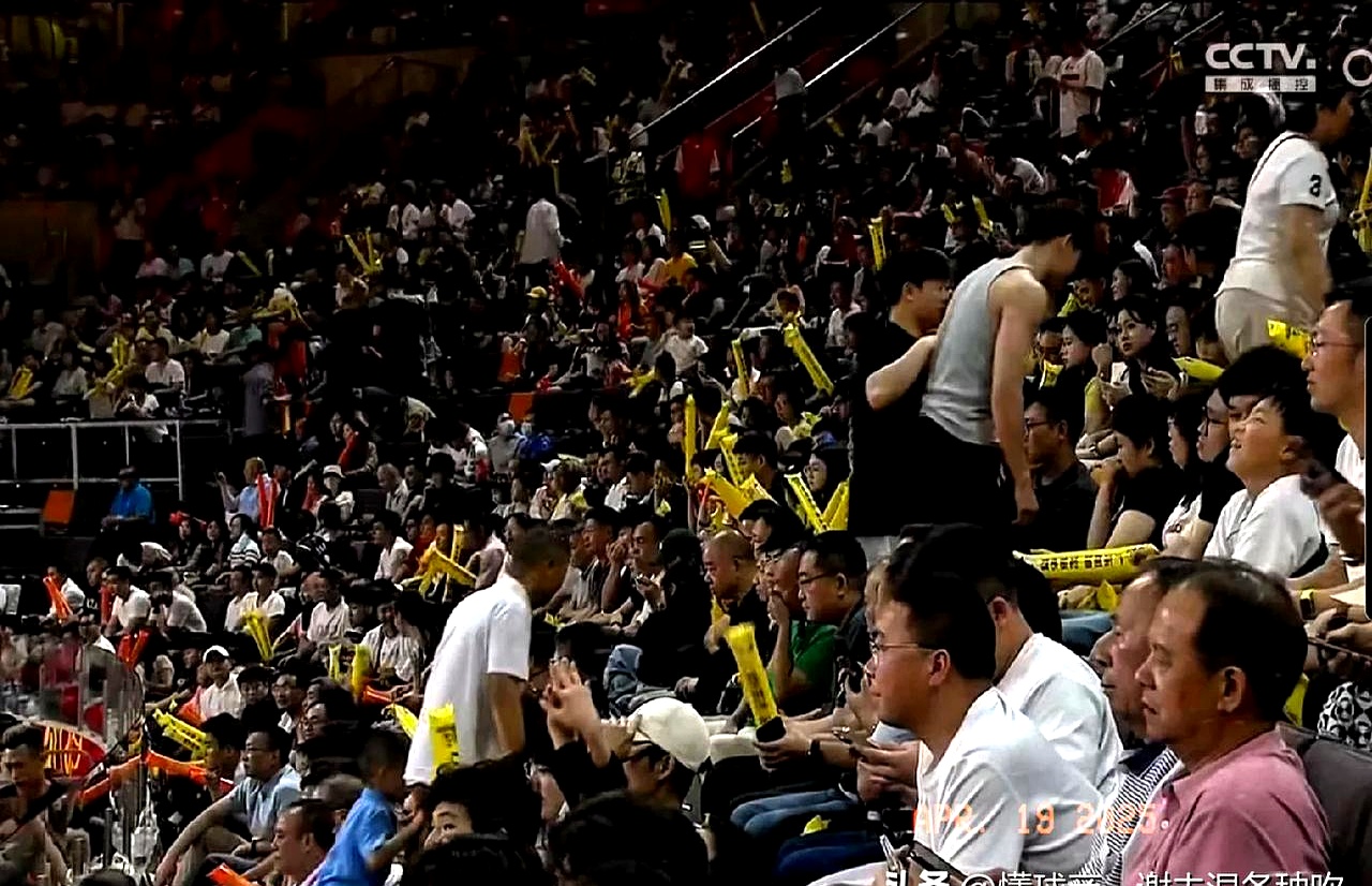 广东男篮夺冠，球迷欢呼声不断