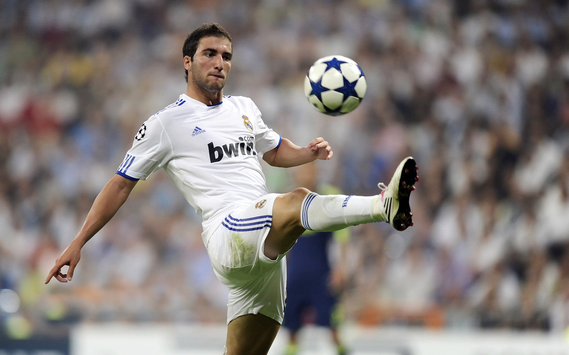 东方新贵对决卫冕之师，莱万单核驱动的杀伤美学