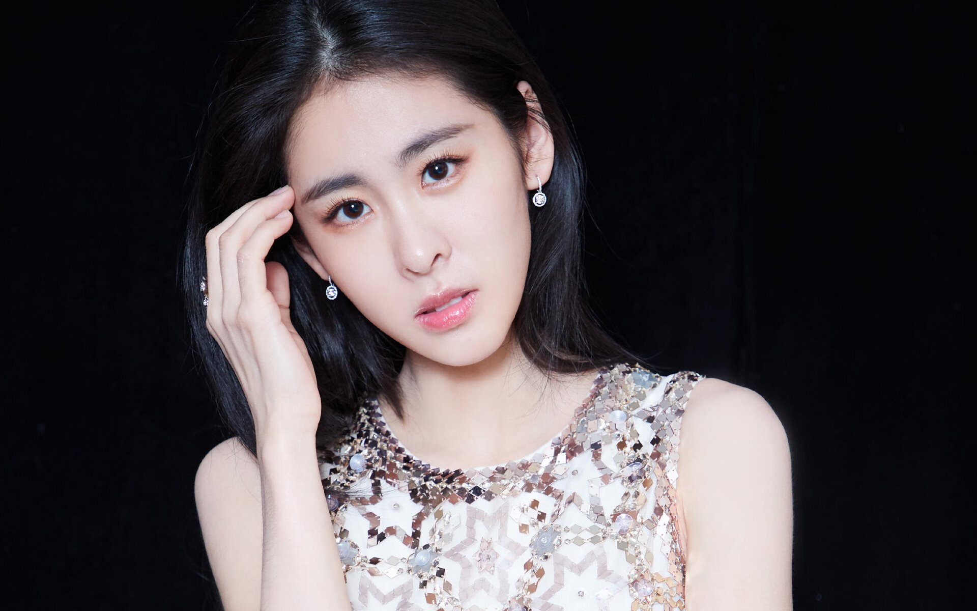 铁幕与绿茵，当巴黎封锁波兰时，三笘薰如何用足球刺穿时代的隔阂？