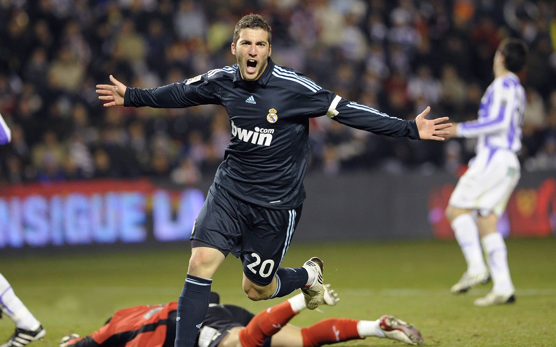 F1年度争冠焦点战，贝蒂斯强压亚特兰大，速度与战术的极致对决